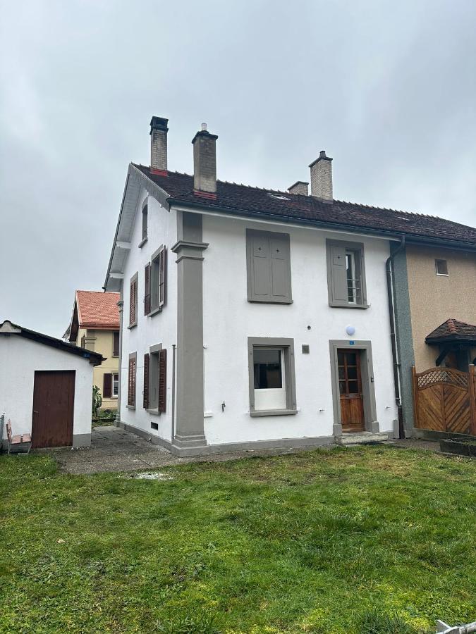 Charmante Maison Mitoyenne Broc Exterior foto